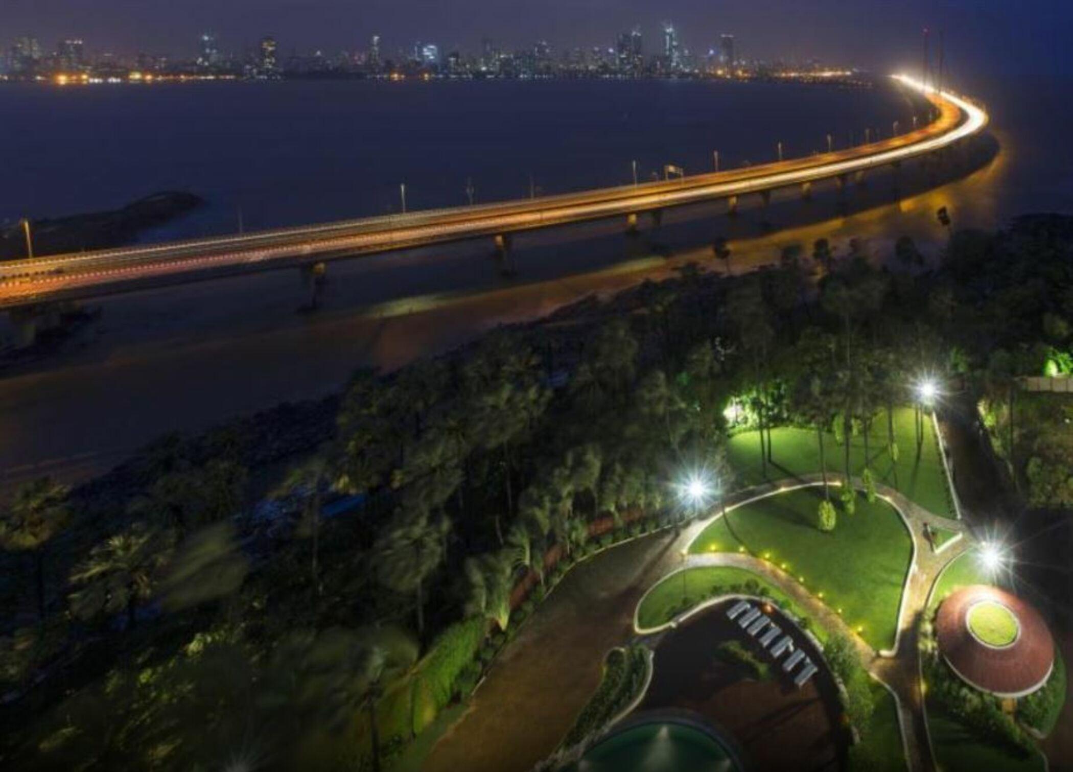 Отель Taj Lands End Мумбаи Экстерьер фото Aerial view of the bridge at night