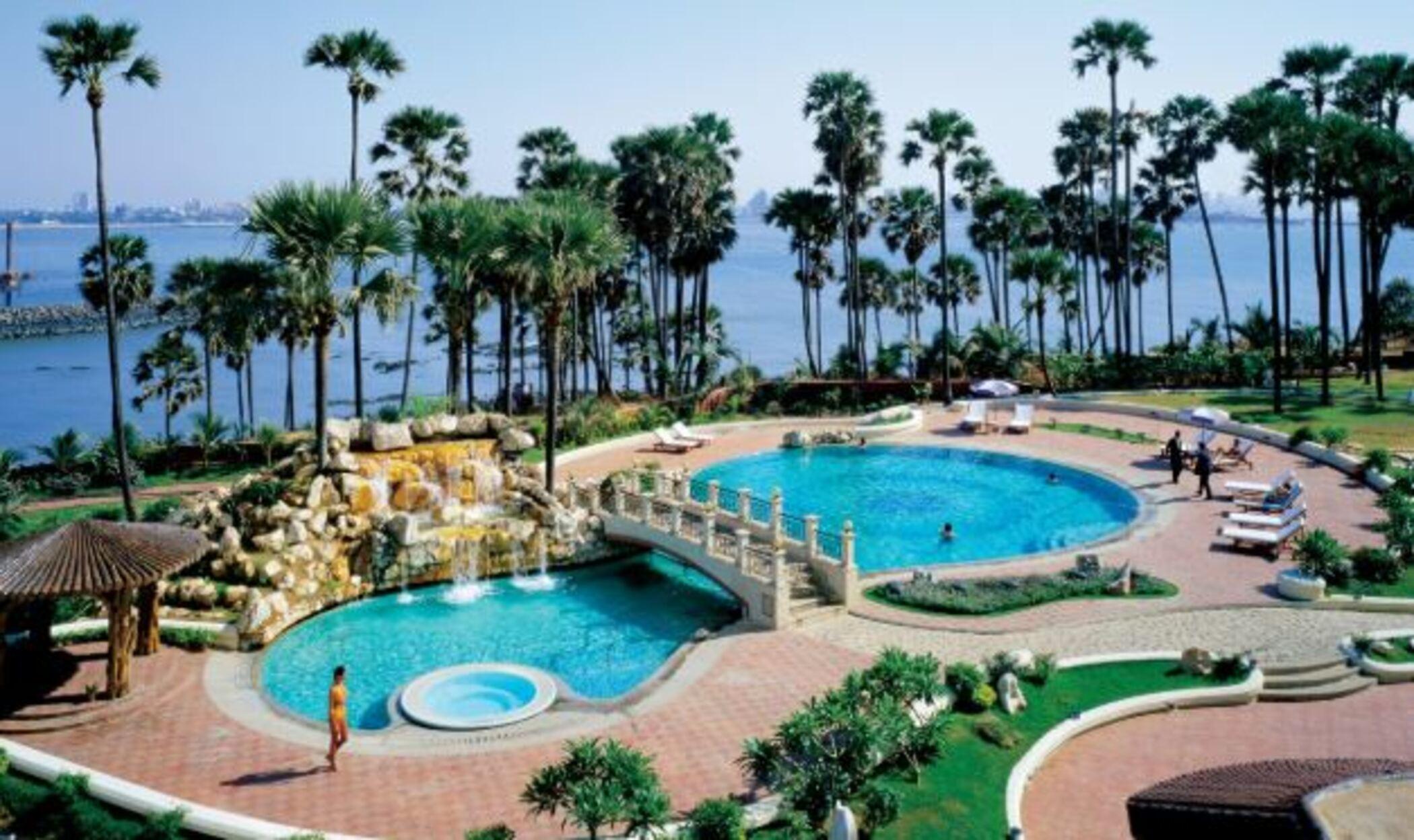 Отель Taj Lands End Мумбаи Удобства фото The pool at the Taj Bengal