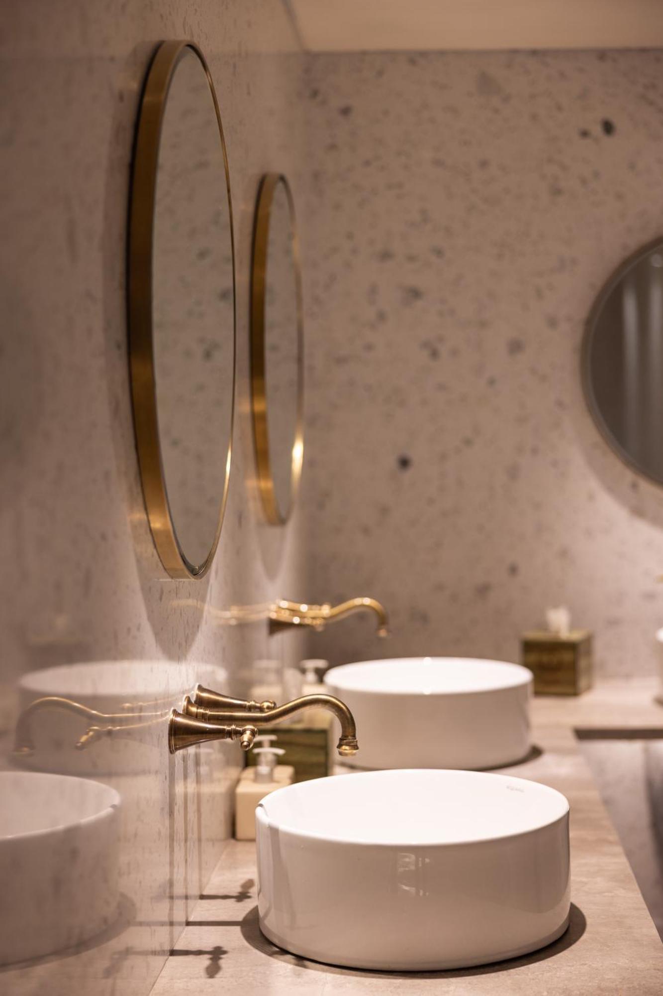 Отель Taj Lands End Мумбаи Экстерьер фото Bathroom