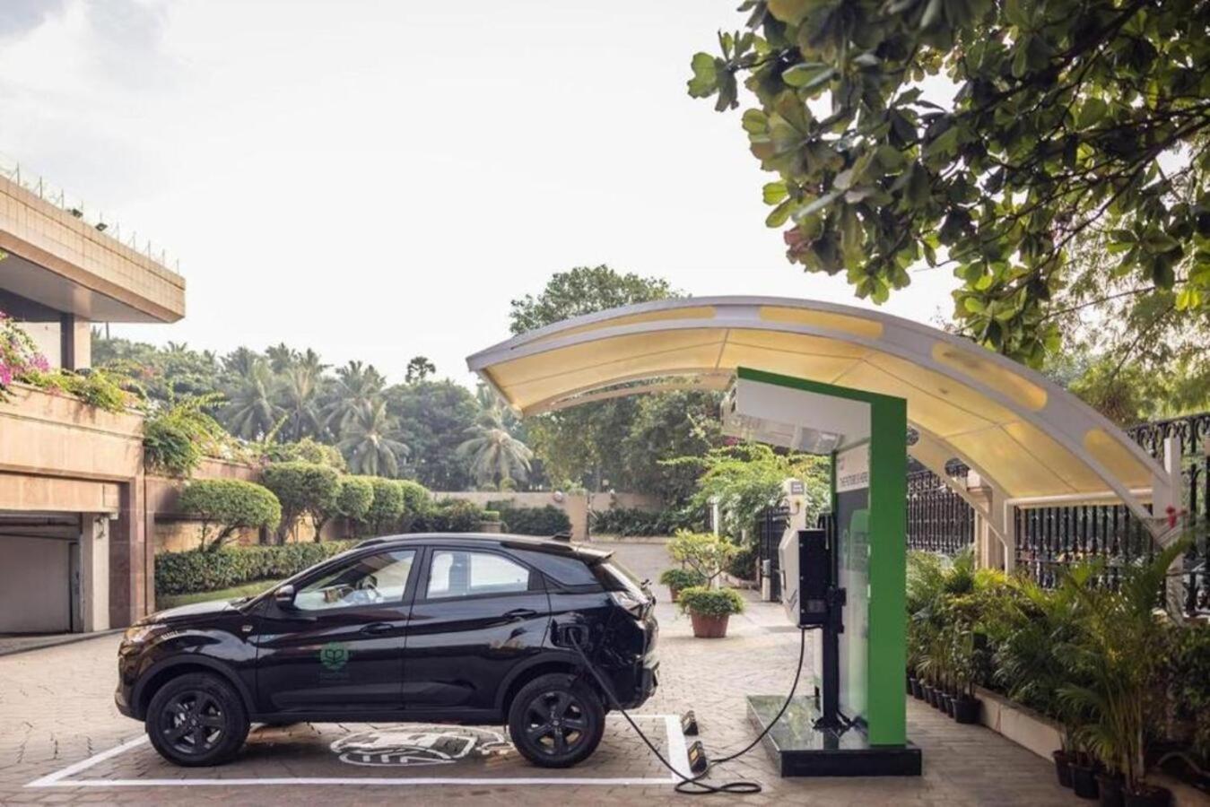 Отель Taj Lands End Мумбаи Экстерьер фото Tata Nexon EV