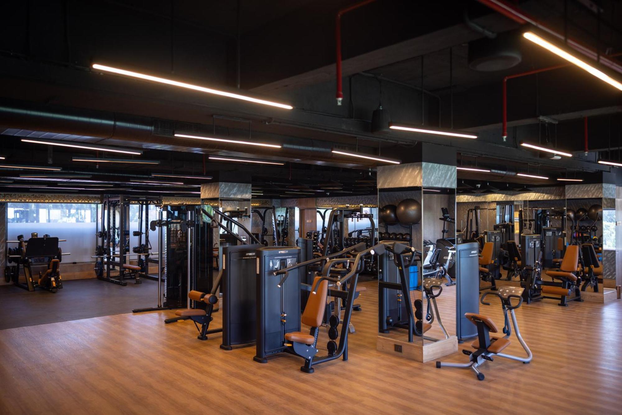 Отель Taj Lands End Мумбаи Экстерьер фото The gym at the hotel