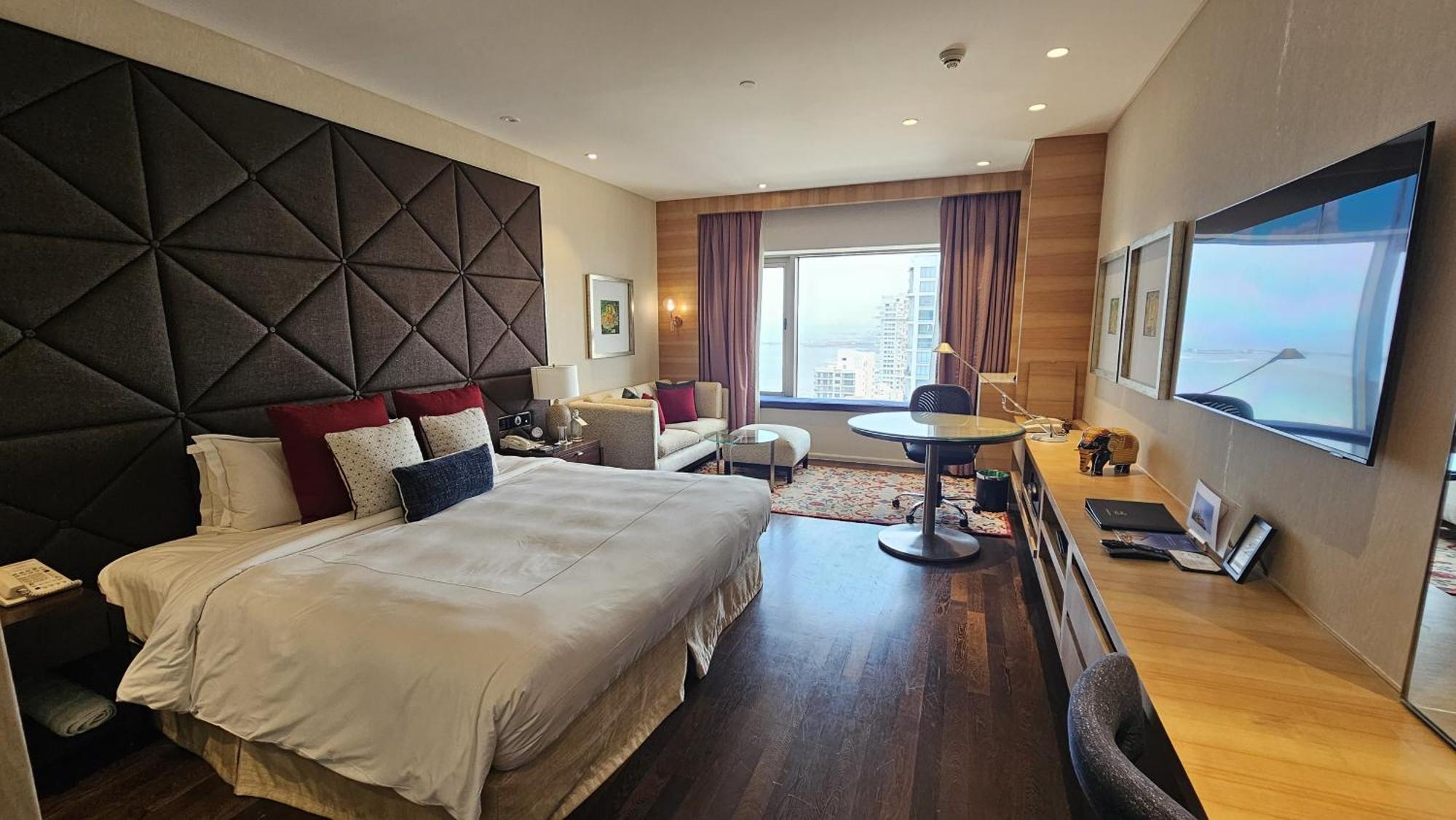 Отель Taj Lands End Мумбаи Экстерьер фото A room at the hotel