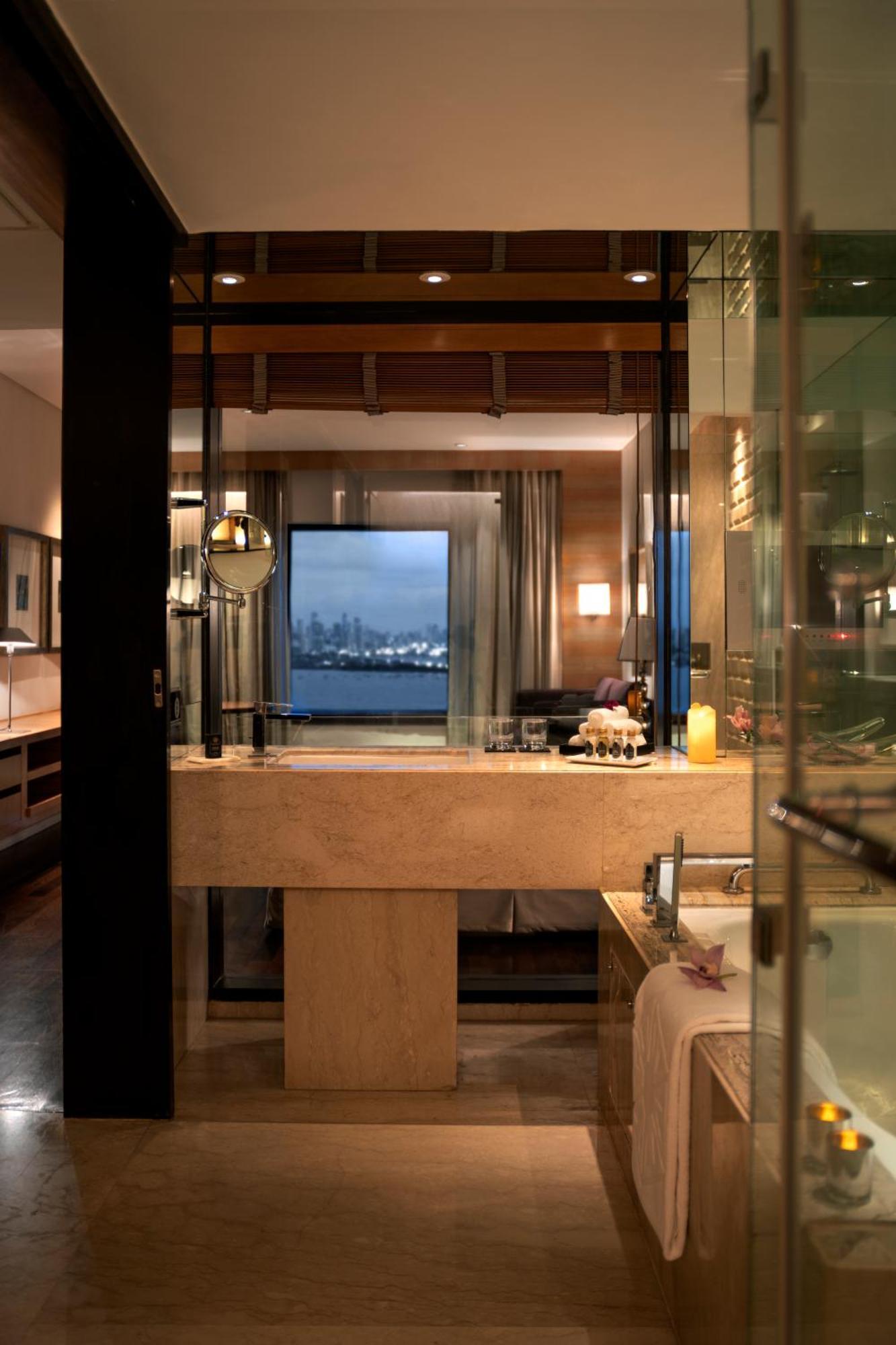 Отель Taj Lands End Мумбаи Экстерьер фото A bathroom at the Mandarin Oriental, Hong Kong