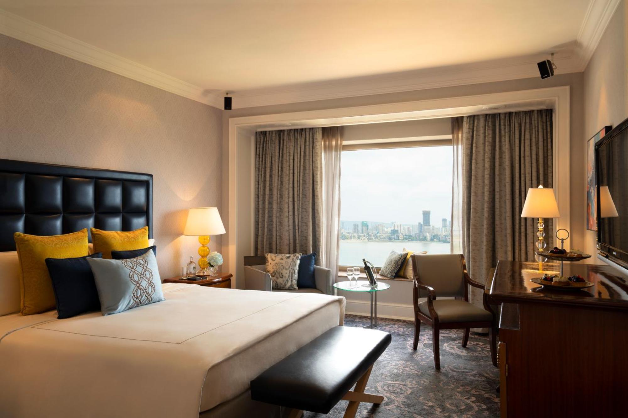 Отель Taj Lands End Мумбаи Экстерьер фото A room at the Taj Mahal Palace