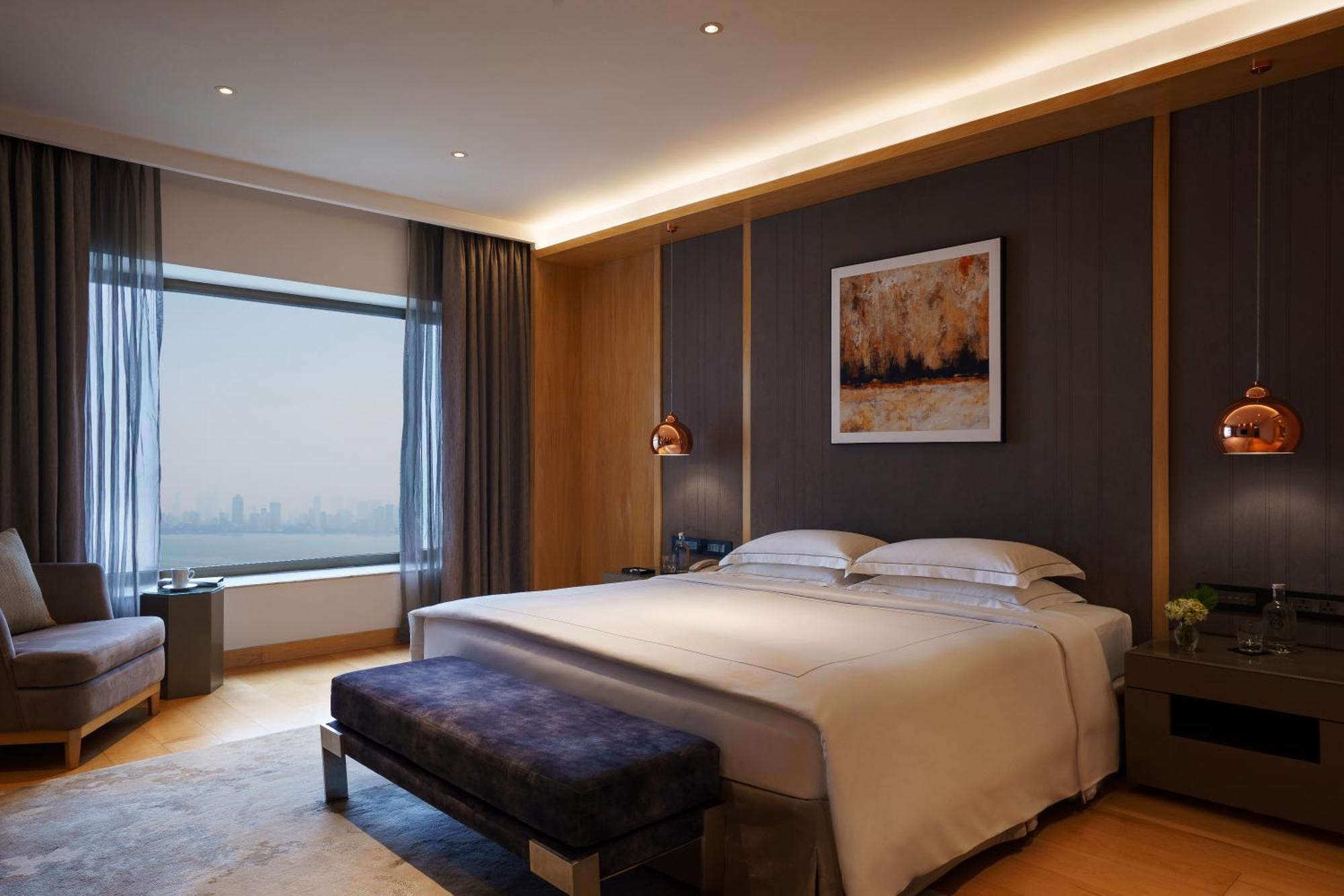 Отель Taj Lands End Мумбаи Экстерьер фото A bedroom at the hotel
