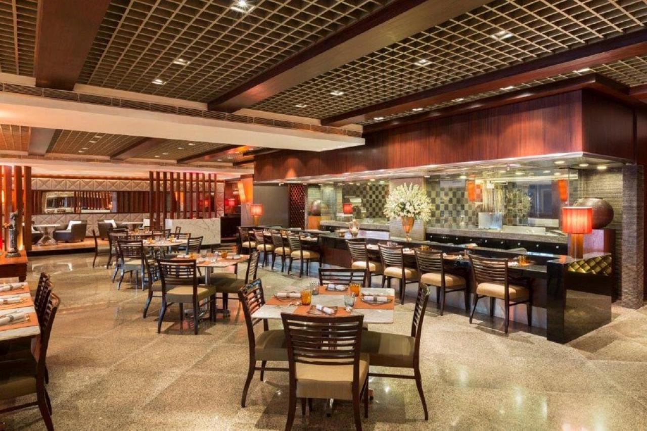 Отель Taj Lands End Мумбаи Экстерьер фото The restaurant