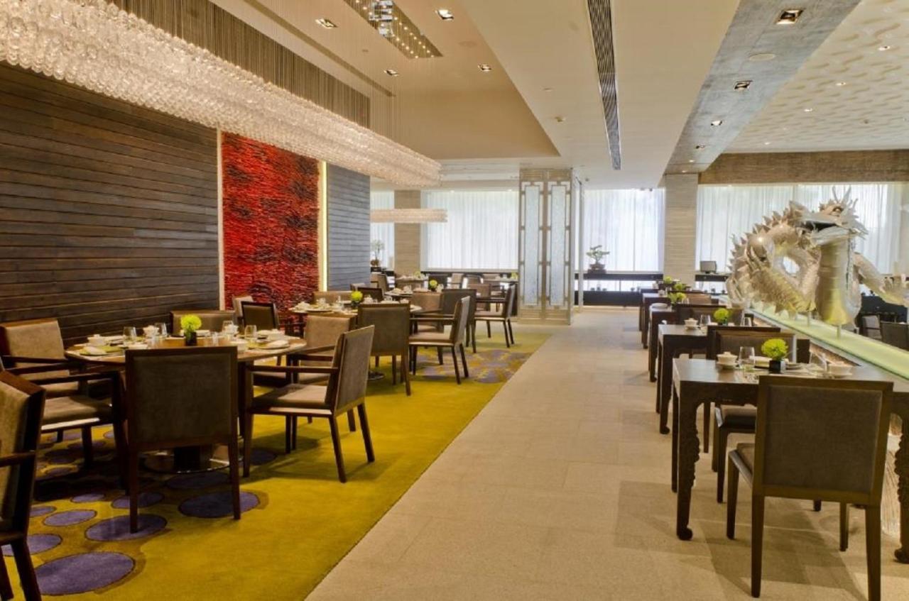 Отель Taj Lands End Мумбаи Экстерьер фото The restaurant