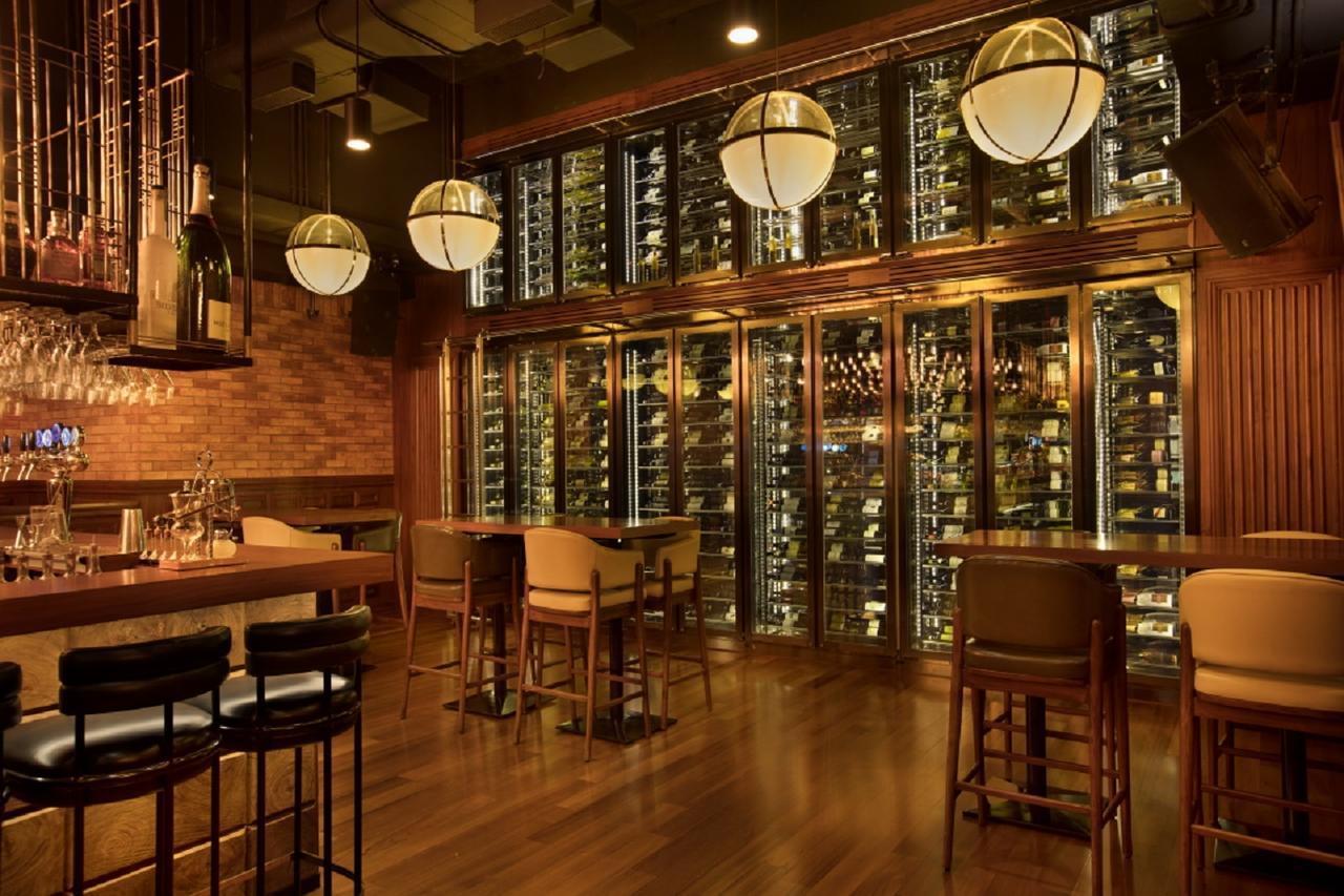 Отель Taj Lands End Мумбаи Экстерьер фото The wine bar at the Mandarin Oriental, Hong Kong