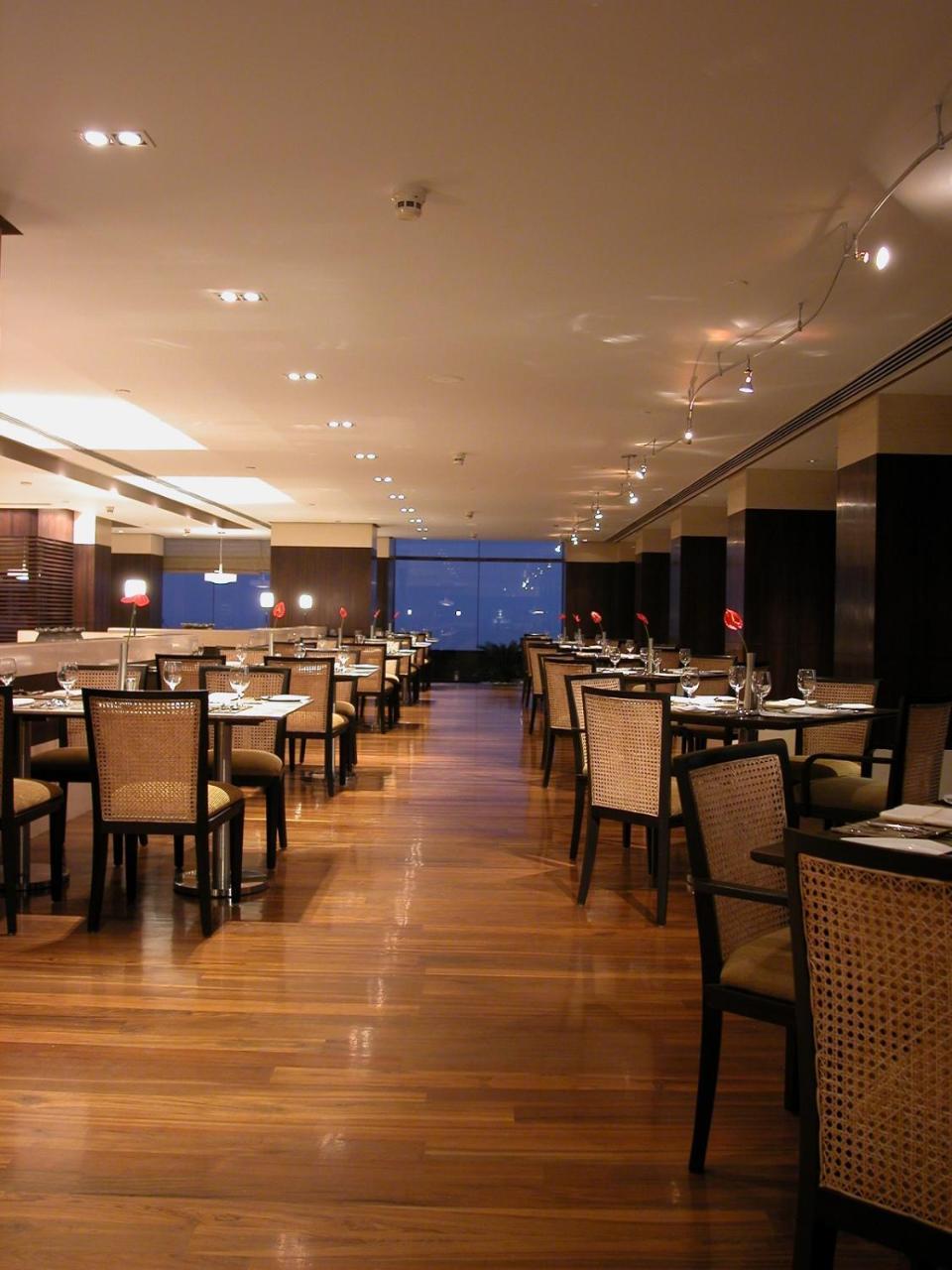 Отель Taj Lands End Мумбаи Экстерьер фото The interior of the restaurant